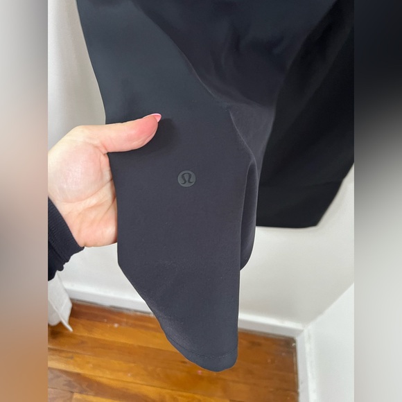 Lululemon On The Fly Crop *Woven 23"
Black 6 - Picture 7 of 8